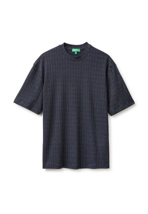 Dunkelgraues kurzärmeliges, geripptes T-Shirt mit Rundhalsausschnitt und lockerem Schnitt, flach auf weißem Hintergrund dargestellt.