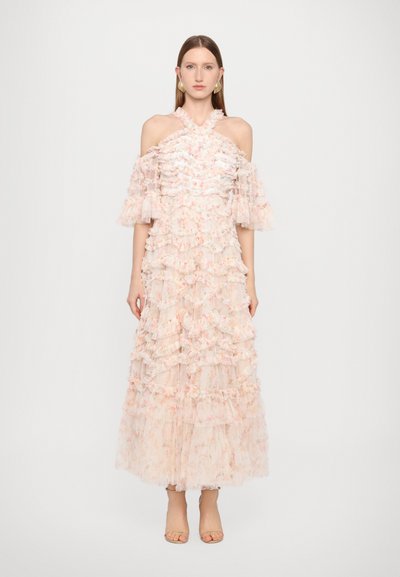 Lichtroze enkellange jurk van doorschijnende stof, met gelaagde ruches, off-shoulder mouwen en een bloemmotief.