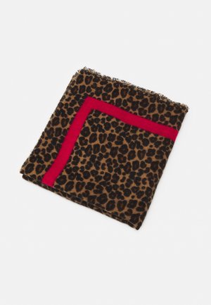 Szalik w panterkę z jaskrawoczerwoną obwódką, starannie złożony na białym tle.