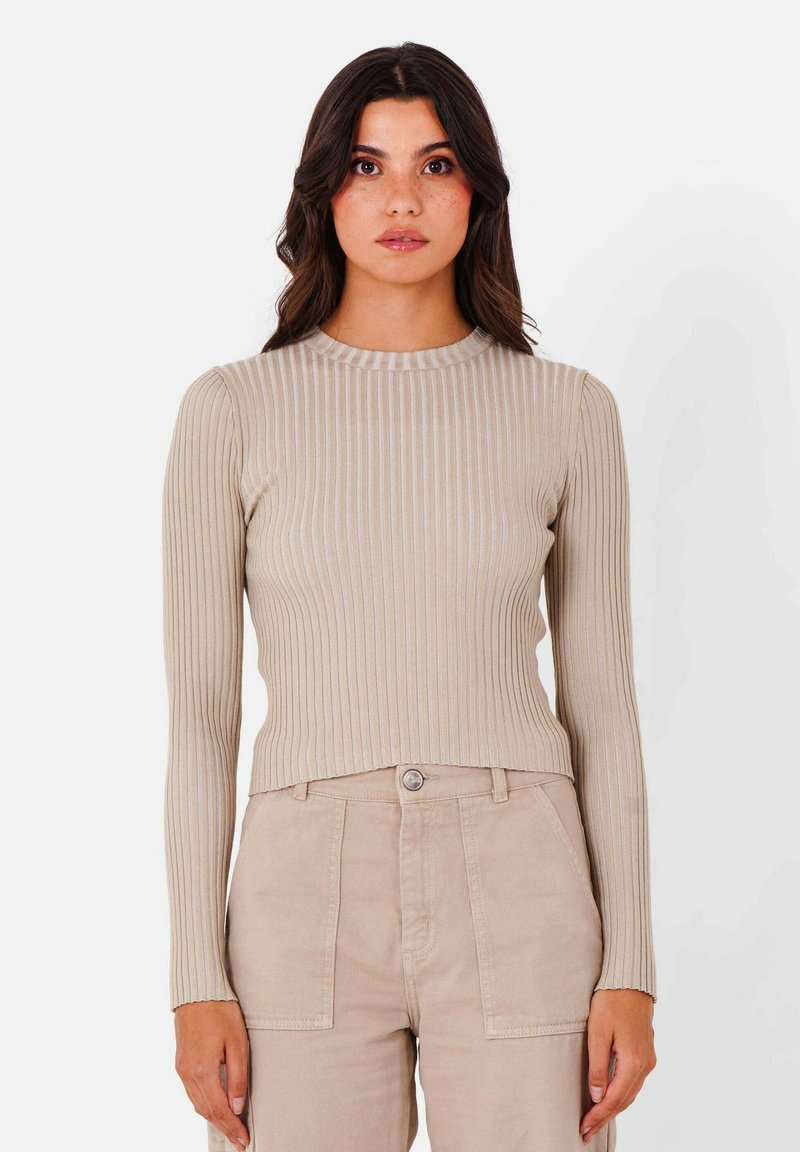 Beige ribbad långärmad topp med rund halsringning och cropped nederkant, gjord av mjukt tyg. Har tunna vertikala ränder och passform.