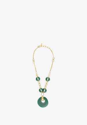 Collier en chaîne dorée avec des accents ronds et ovales verts, présentant un grand pendentif vert. Texture lisse avec une finition polie.