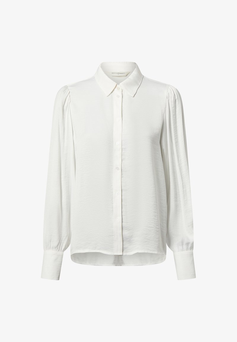 Blouse blanche à manches longues avec devant boutonné, col pointu, fronces légères aux épaules et larges poignets boutonnés.