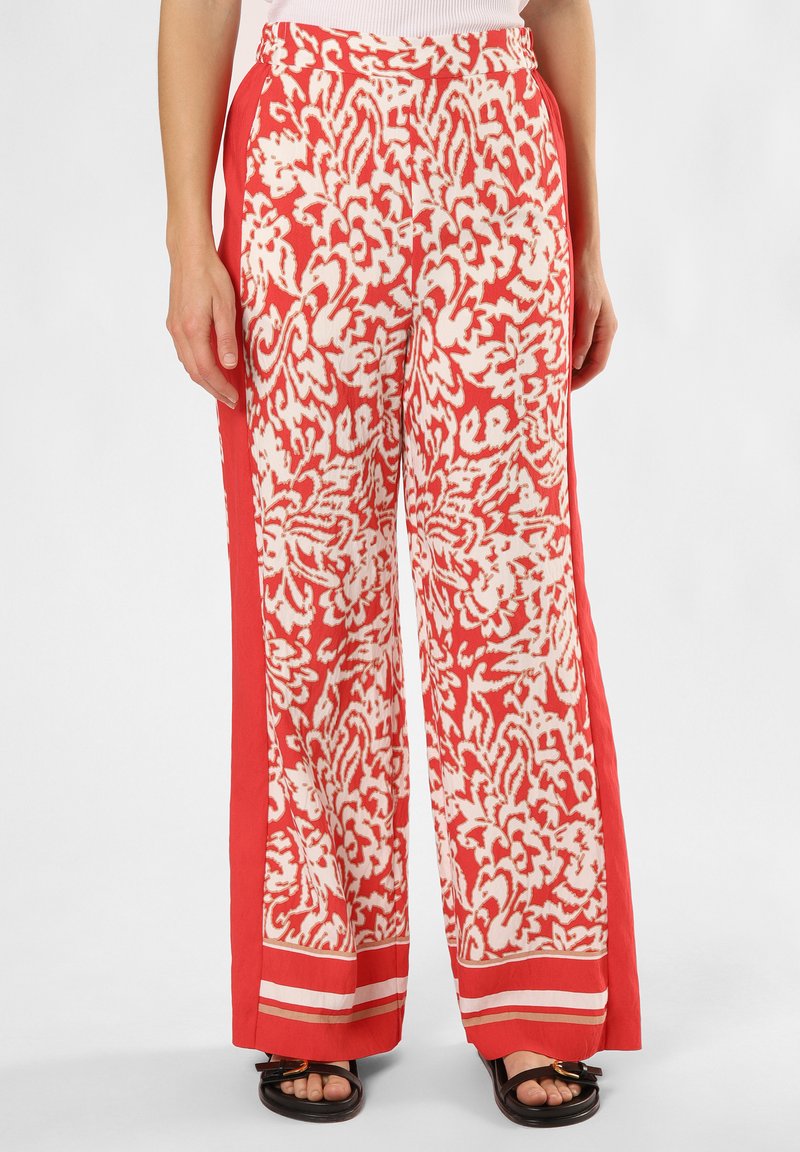 Szerokie spodnie w czerwono-białe wzory z jednolitą czerwoną boczną falbaną i paskowanym wykończeniem; wykonane z lekkiego materiału.