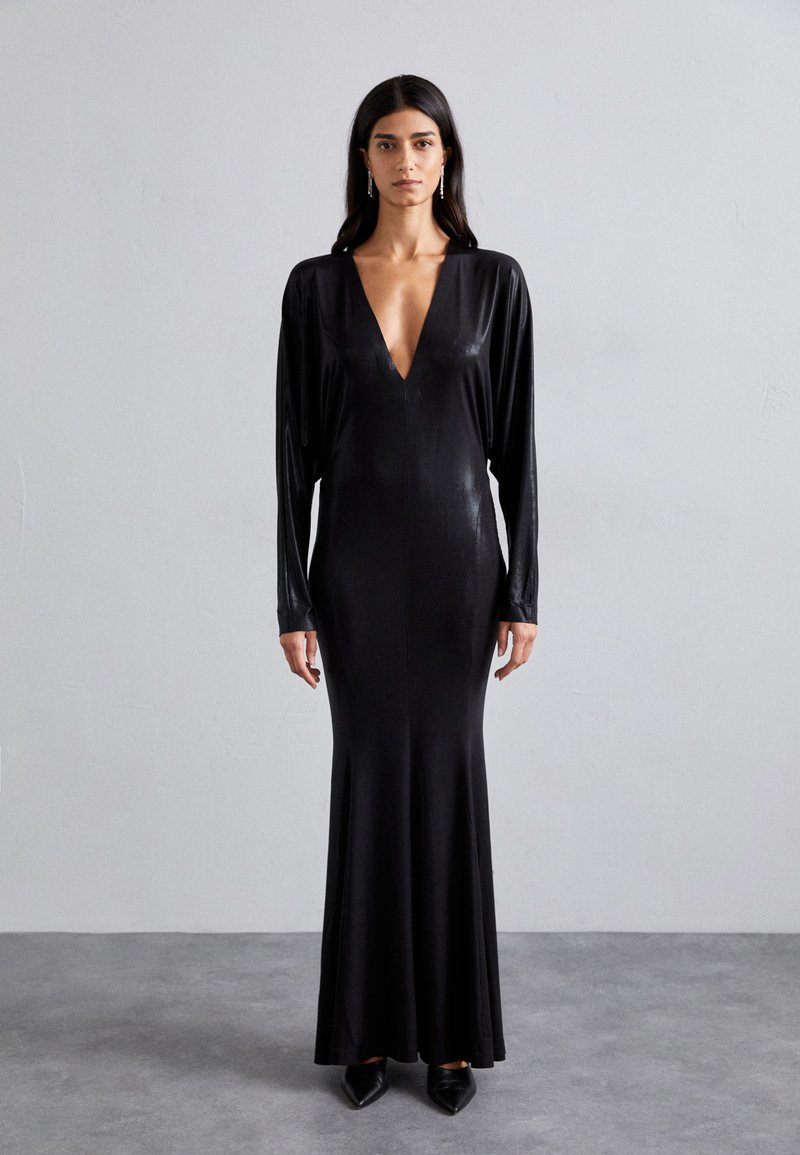 Abito lungo nero a maniche lunghe con scollatura a V profonda, design fino al pavimento, realizzato in un tessuto liscio e lucido, con silhouette aderente.