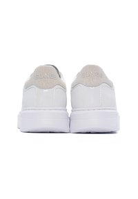 Sneakers bianchi con finitura in pelle liscia, dettagli in rete beige sul tallone e logo "SUN68" stampato. Punta arrotondata e suola spessa.