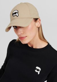 KARL LAGERFELD IKON CAP - Kapa - sand