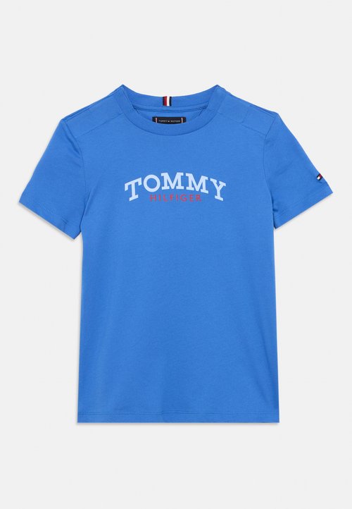 Μπλε βαμβακερό T-shirt με το λογότυπο "TOMMY HILFIGER" σε λευκό και κόκκινο, κοντά μανίκια και σχέδιο με στρογγυλή λαιμόκοψη.