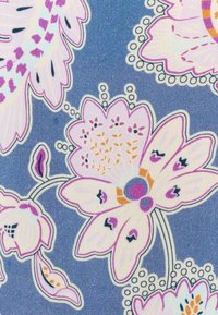 Tela de algodón floral con grandes flores en tonos rosa y púrpura sobre un fondo azul, con detalles intrincados y acentos similares a perlas.