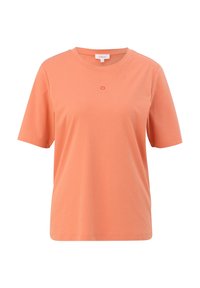 Lyserød koralfarvet t-shirt lavet af bomuld, med korte ærmer, rund halsudskæring og et lille broderet logo på brystet.