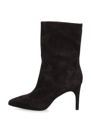 Schwarzer Damenstiefel aus Wildleder bis zur Mitte der Wade mit spitzer Zehenform und schlankem hohen Absatz auf weißem Hintergrund.