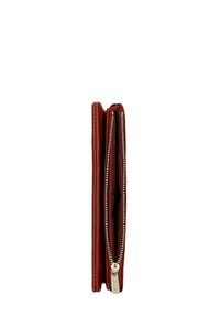 Portafoglio in pelle rossa con un design slim, dotato di due scomparti con cerniera, hardware in metallo dorato e una superficie texturizzata.