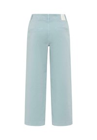 Pantalon large bleu clair court avec poches passepoilées à l'arrière et passants pour ceinture, vu de dos.
