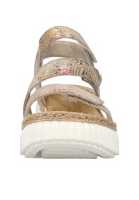 Sandale de style espadrille avec des brides en maille dorée, doublure en tissu beige et semelle en caoutchouc blanc avec texture nervurée pour une meilleure adhérence.