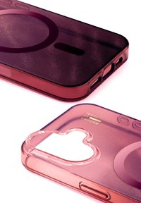 To gjennomsiktige rosa mobildeksler med glitter, sirkulært trådløst lade-design og kamerautskjæringer på hvit bakgrunn.