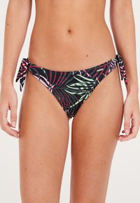 Čierne bikiny s tropickým vzorom listov v ružovej, zelenej a červenej farbe. Obsahujú nastaviteľné šnúrky na každej strane pre prispôsobiteľné nosenie.