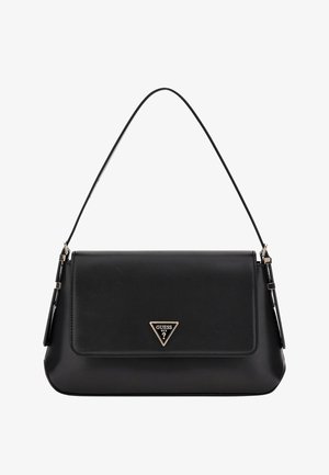 Sac à bandoulière rectangulaire en cuir noir avec une fine bandoulière et un logo triangulaire doré Guess sur le rabat avant.