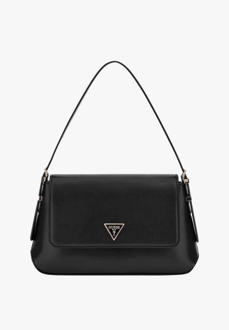 Sac à bandoulière rectangulaire en cuir noir avec une fine bandoulière et un logo triangulaire doré Guess sur le rabat avant.