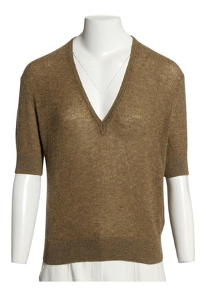 Brun kortærmet striktrøje med dyb V-udskæring vist på hvid torso mannequin mod en ensfarvet baggrund.