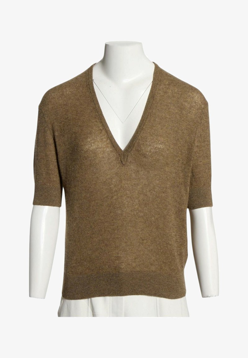 Pull en maille marron à manches courtes avec un col en V profond, présenté sur un mannequin torse blanc sur un fond uni.