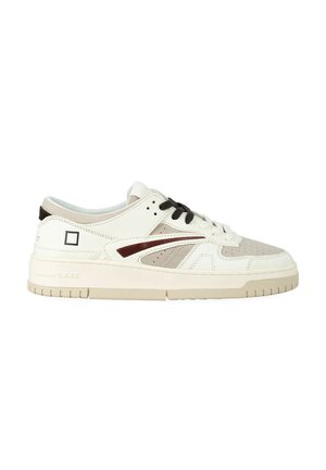 Baskets basses en cuir blanc et beige, lacets noirs et blancs, détail bande bordeaux, et semelle en caoutchouc beige.