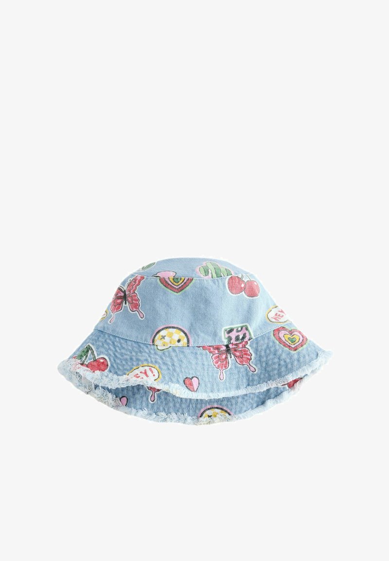 Chapeau bob en denim bleu clair avec des papillons roses, des cerises, des cœurs et d'autres motifs colorés en patch avec un bord effiloché.
