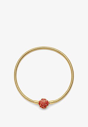 Goldene Schlangenkette Armband mit einem roten rosaförmigen Verschluss in der Mitte, vor einem schlichten weißen Hintergrund.
