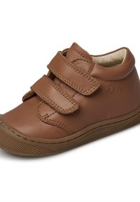 Hnědé kožené boty se dvěma suchými zipy, zaoblený tvar, texturovaná gumová podrážka a kontrastní švy. Interiér je světlý.