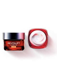 Pot en verre rouge de crème Revitalift Laser X3 avec un couvercle argenté ; crème blanche avec des tourbillons roses à l'intérieur ; étiqueté avec FPS 25.