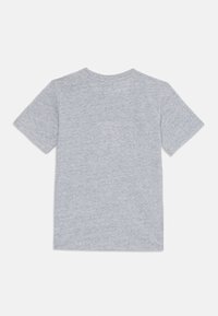 T-shirt grigio a maniche corte realizzato in morbido tessuto texturizzato. Design classico con collo a giro e retro semplice, senza loghi o motivi visibili.
