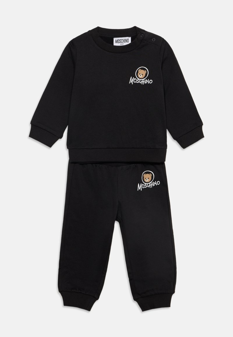 Ensemble bébé noir sweat-shirt et pantalon avec logo ours en peluche et texte Moschino sur la poitrine et la cuisse, poignets et ceinture côtelés.