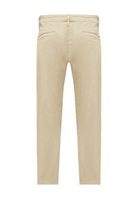 Pantalons beiges ajustés vus de dos avec deux poches passepoilées et un design à jambes droites sur fond blanc.