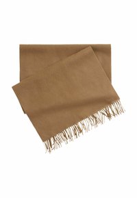 Zacht camelbruin wollen sjaal gevouwen met franjes aan de uiteinden, zichtbaar op een witte achtergrond.