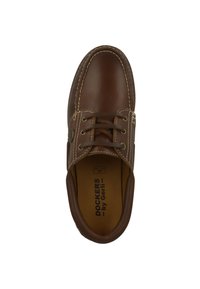 Braune Lederbootsschuhe mit strukturiertem Finish, kontrastierenden weißen Nähten und braunen Schnürsenkeln. Verfügt über eine abgerundete Zehenpartie und einen gepolsterten Kragen.