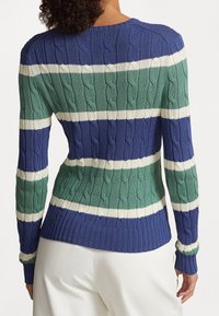 Suéter de punto con rayas horizontales en verde, azul y blanco. Diseño texturizado con trenzas y puños y dobladillo acanalados.