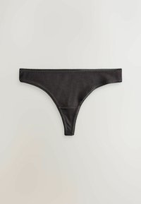 Czarny, prążkowany thong z falbaną, prezentujący klasyczny design i gładką teksturę. Charakteryzuje się minimalnym zakryciem.