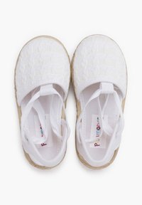 Espadrillas bianche in cotone con texture intrecciata, cinturini elastici e suole in juta di colore naturale. Presentano un'etichetta di branding interna.