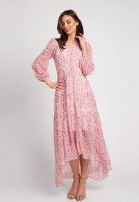 Długa różowa sukienka w kwiatowy wzór wykonana z lekkiego materiału, z dekoltem w kształcie litery V, długimi bufkami i zwiewnym asymetrycznym dołem.