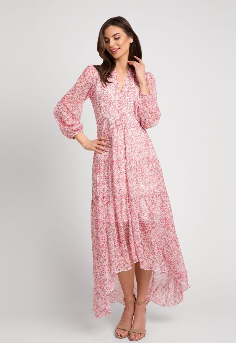 Długa różowa sukienka w kwiatowy wzór wykonana z lekkiego materiału, z dekoltem w kształcie litery V, długimi bufkami i zwiewnym asymetrycznym dołem.
