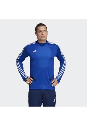 Niebieska sportowa koszulka z długim rękawem z trzema białymi paskami na każdym rękawie, okrągłym dekoltem i ciemnymi akcentami po bokach, wykonana z gładkiego materiału.