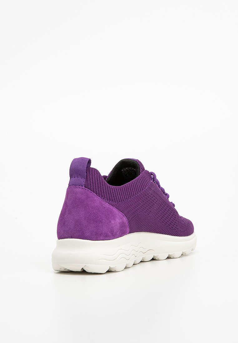 Sneaker viola con tomaia in maglia testurizzata e tallone in camoscio, dotata di suola bianca ammortizzata e di una linguetta sul retro.