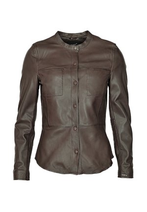Bruine leren jas met een ronde kraag, sluiting met knopen aan de voorkant, twee borstzakken en een getailleerde pasvorm. Glad textuur en minimale accenten.