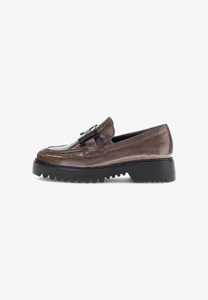 Bruine leren loafers met een gestructureerde afwerking, voorzien van een zwarte metalen gesp en een dikke, geribbelde rubberen zool.
