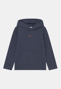 Námořnický modrý pulovrový hoodie s přední kapsou, kapucí se šňůrkou a malým červeným logem Nike na hrudi. Měkká tkanina s hladkým povrchem.