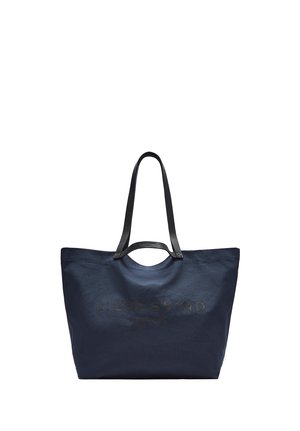 Granatowa torba typu tote z czarnymi uchwytami i wytłoczonym logo "Liebeskind Berlin" na przodzie, wykonana z teksturowanego materiału.