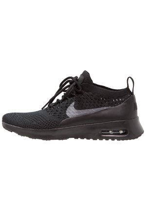 Sort Nike Air Max sneaker med strik øvre, snørebånd, synlig luftpolstring i sålen og Nike-swoosh på siden.