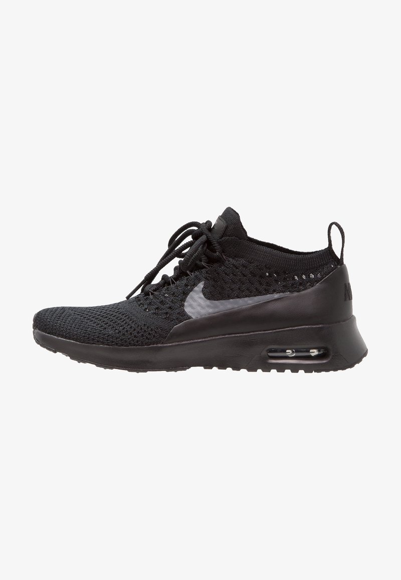 Baskets Nike Air Max noires avec dessus en maille, lacets, amorti visible dans la semelle et logo Nike sur le côté.