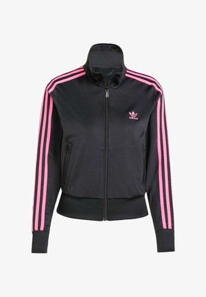 Giacca nera Adidas con zip, strisce rosa lungo le maniche e piccolo logo Adidas rosa sul petto, dotata di tasche laterali con zip.