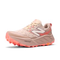Vieglas skriešanas kurpes bēšā krāsā ar korallekrāsu akcentiem, acs augšdaļa, mīkstināta apkakle un teksturēta gumijas zole. Aprīkots ar Fresh Foam tehnoloģiju.