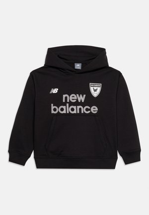 Hanorac negru pentru copii New Balance cu buzunar frontal, textul logo-ului și emblema pe piept, pe fundal alb.