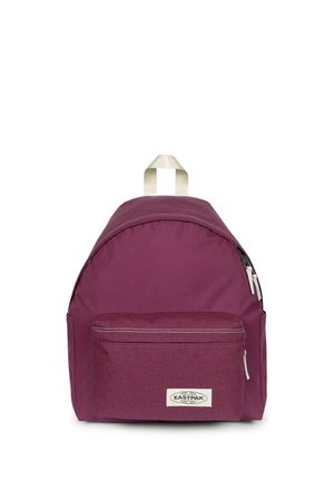 Zaino Eastpak viola con tasca frontale con zip, etichetta bianca con marchio e manico superiore beige su sfondo bianco.